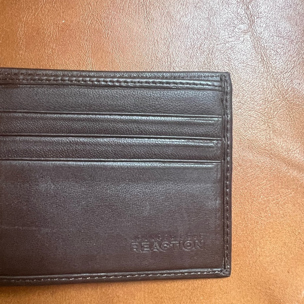 Kenneth Cole Reaction Brown Folding Leather Wallet - NWOT - Picture 2 of 5